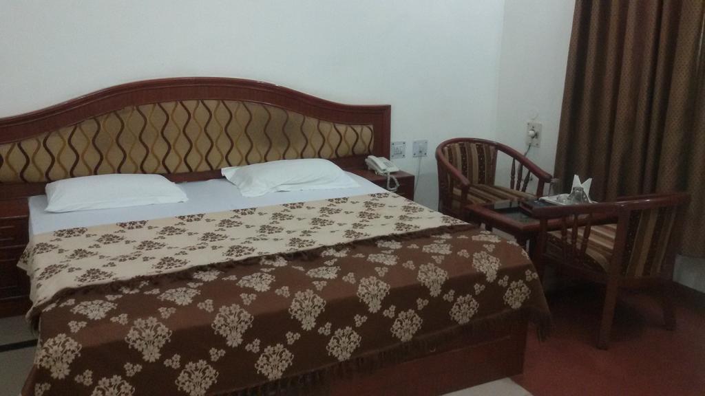 Hotel Sunrise Inn Lucknow Buitenkant foto