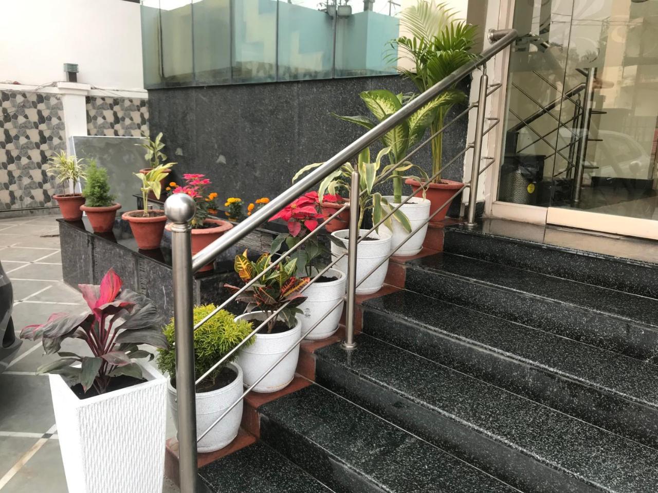 Hotel Sunrise Inn Lucknow Buitenkant foto