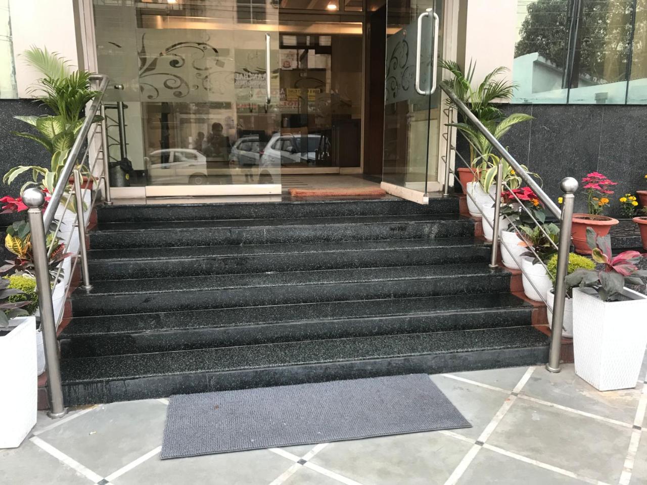 Hotel Sunrise Inn Lucknow Buitenkant foto
